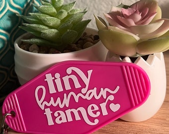 Llavero "Domador de Humanos Pequeños" – Etiqueta de llave acrílica estilo motel retro