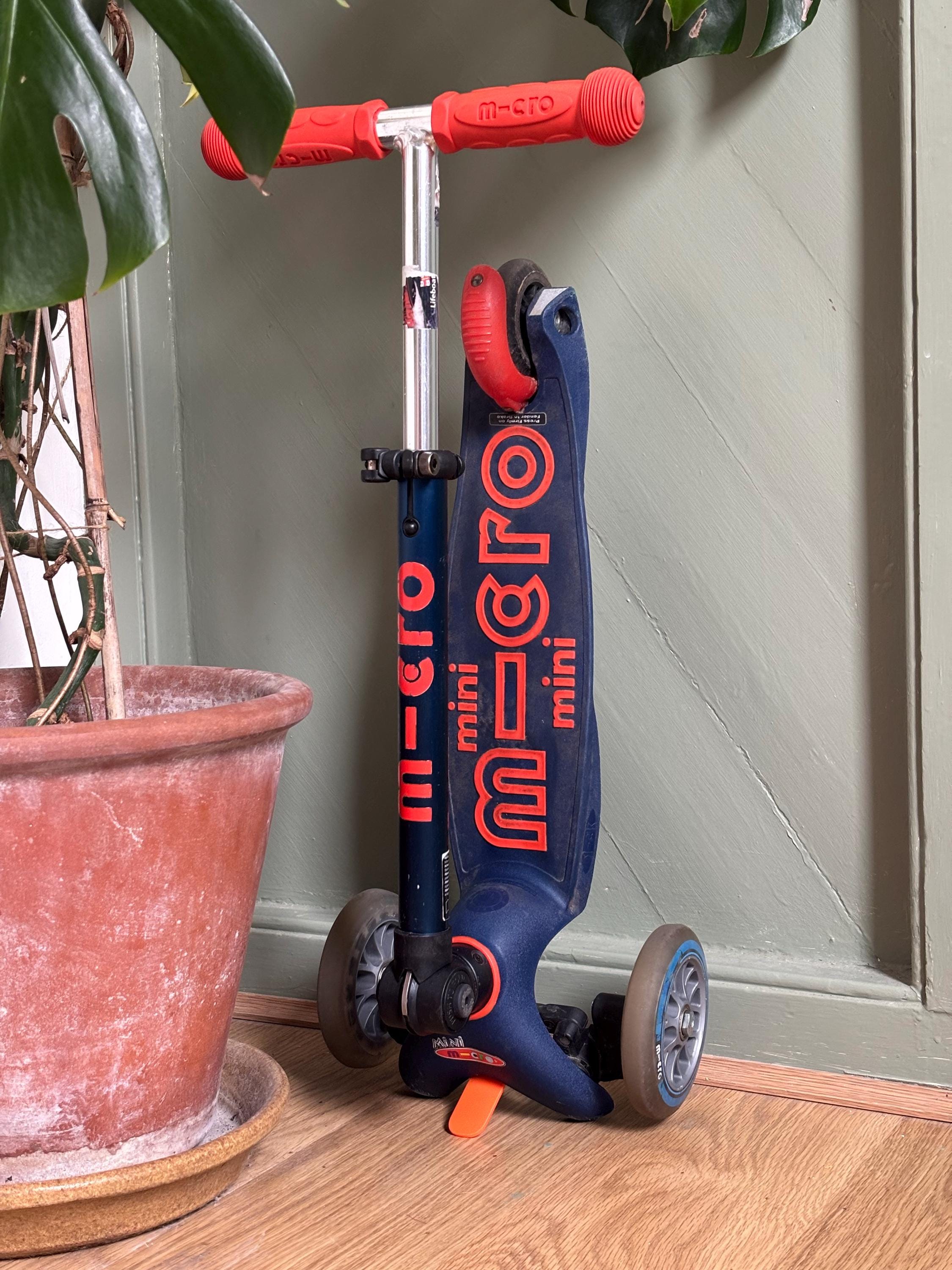 Scoot Stand Mini - Micro Scooter Mini Stand