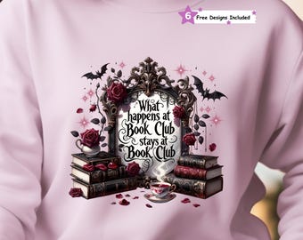 Könnte beinhalten: Hellrosa Sweatshirt mit einem gotischen Design. Das Design zeigt den Text "What happens at Book Club stays at Book Club", Rosen, Bücher und Fledermäuse in einem dekorativen Rahmen. Ein Banner zeigt "6 Free Designs Included".