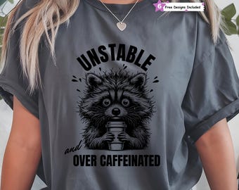 Procione caffeinato PNG, divertente design di sublimazione per amanti del caffè instabile, clipart grunge di procione selvatico PNG, download digitale