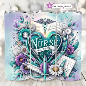 Könnte beinhalten: Ein Edelstahlbecher mit einem türkisfarbenen Herzdesign mit den Worten "Nurse Practitioner" umgeben von Blumen, einem Stethoskop und medizinischen Instrumenten. Der Becher hat einen weißen Hintergrund mit einem hellblauen Farbverlauf.