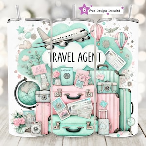 Op de afbeelding: Witte reisbeker met een ontwerp met een vliegtuig, bagage, een paspoort en de woorden "TRAVEL AGENT". Het ontwerp bevat roze en blauwgroene koffers, een wereldbol en een luchtballon. De beker bevat een rietje.