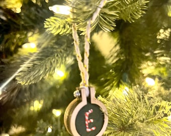 Mini adornos navideños con iniciales bordadas - Personalizados
