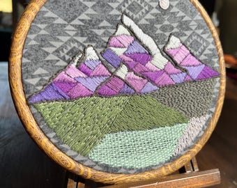 Bastidor de bordado terminado con escena de montaña - Inspirado en Grand Tetons