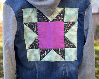 Chaqueta vaquera con capucha reciclada – Bloque de patchwork Estrella dentada, grande
