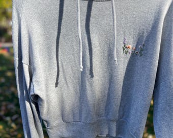 Sudadera corta gris cómoda con detalle floral bordado a mano - Mediana