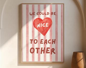 Può includere: Stampa incorniciata con un cuore rosso e le parole "WE COULD BE NICE TO EACH OTHER" in un carattere giocoso. Lo sfondo presenta strisce verticali rosse e bianche, creando un'estetica allegra e invitante.