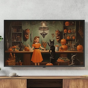 Könnte beinhalten: Ein Halloween-Kunstwerk im Vintage-Stil mit einem Mädchen in einem orangefarbenen Kleid, umgeben von Kürbissen, schwarzen Katzen und gruseliger Dekoration. Die Szene umfasst eine Theke mit verschiedenen Gegenständen, Regale mit Gläsern und dekorativen Masken.