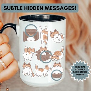 Peut inclure: Mug en céramique blanche avec intérieur et anse noirs, orné d'un motif répété de chats de dessin animé dans diverses poses. Le mug porte les inscriptions "SUBTLE HIDDEN MESSAGES!" et "ORIGINAL COPPER & SAGE STUDIO DESIGN".