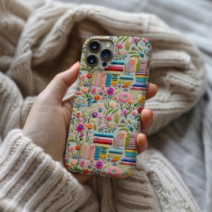 Borduurwerk telefoon leesgrage bloem telefoonhoesje boekenliefhebber hoesje boekenclub cadeau bibliothecaris cadeau boekenwurm cadeau bloemen esthetiek 3D-look iPhone 16