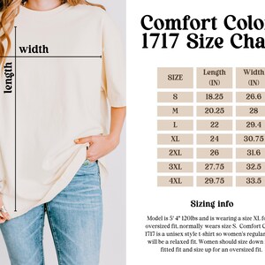 Pu&ograve; includere: T-shirt Comfort Colors 1717 color crema con tabella taglie. La tabella elenca le taglie dalla S alla 4XL, con misure di lunghezza e larghezza in pollici. Il testo include anche informazioni sulle taglie.