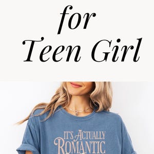 Pu&ograve; includere: Diverse magliette con la scritta "IT'S ACTUALLY ROMANTIC" e un design floreale. Le magliette sono in vari colori, tra cui antracite, blu e verde. L'immagine include anche il testo "BEST GIFTS for Teen Girl".