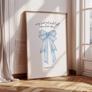 Arte de pared estético DIGITAL Coquette con lazo azul, versículo bíblico, decoración de pared cristiana vintage, imprimible para guardería de bebé niño, letrero bíblico de Santiago 1:17