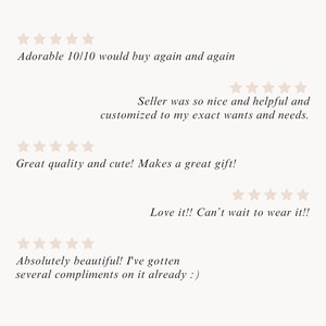 Pu&ograve; includere: Sfondo beige con recensioni dei clienti e valutazioni a stelle. Il testo include frasi come "Adorabile 10/10", "Ottima qualit&agrave;" e "Assolutamente bello!". Le recensioni esprimono soddisfazione per il prodotto.