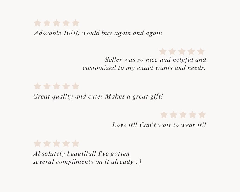 Pu&ograve; includere: Sfondo beige con recensioni dei clienti e valutazioni a stelle. Il testo include frasi come "Adorabile 10/10", "Ottima qualit&agrave;" e "Assolutamente bello!". Le recensioni esprimono soddisfazione per il prodotto.