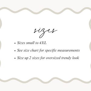 Pu&ograve; includere: Grafica color crema con la parola "sizes" in corsivo. Sotto, elenchi puntati elencano le taglie da small a 4XL, con una nota per consultare la tabella delle taglie e aumentare di una taglia per un look oversize.