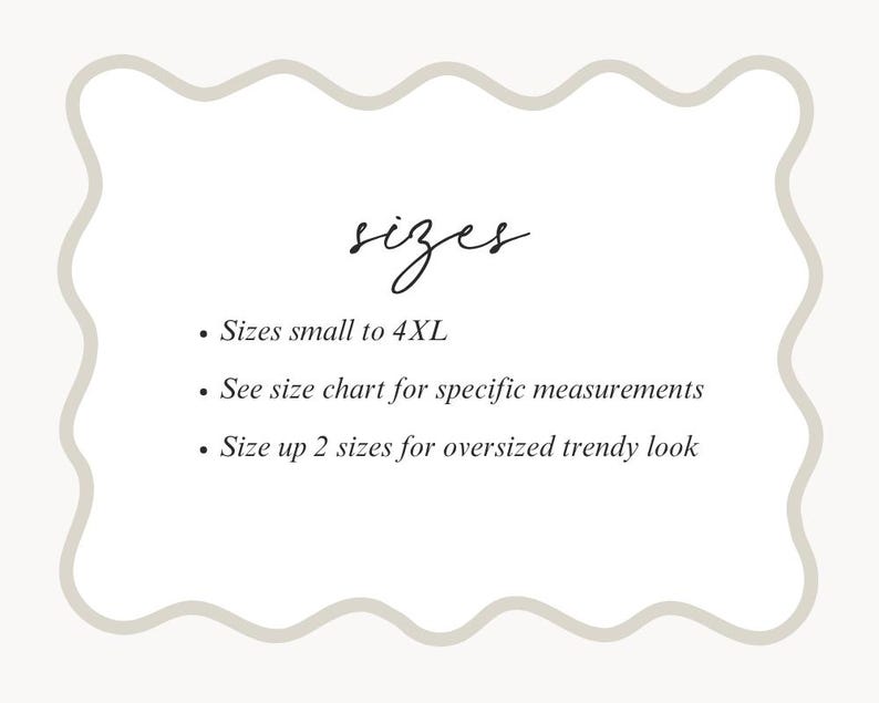 Pu&ograve; includere: Grafica color crema con la parola "sizes" in corsivo. Sotto, elenchi puntati elencano le taglie da small a 4XL, con una nota per consultare la tabella delle taglie e aumentare di una taglia per un look oversize.