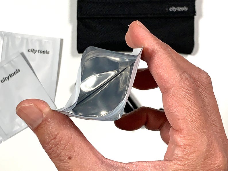 Smell Proof Complete Adventure Kit with "sneak a toke" pipe bild 9