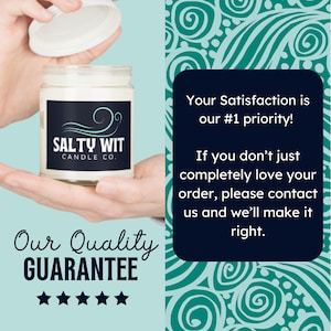 Może przedstawiać: Przezroczysty szklany słoik ze świecą z białą pokrywką. Świeca ma czarną etykietę z napisem "SALTY WIT CANDLE CO." i turkusowym wzorem fali. Obraz zawiera r&oacute;wnież tekst "Our Quality GUARANTEE" i "Your Satisfaction is our #1 priority!"