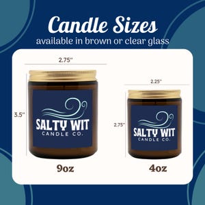 Może przedstawiać: Dwie brązowe szklane świece ze złotymi pokrywkami, z napisem "Salty Wit Candle Co.". Większa świeca ma 8,9 cm wysokości i 7 cm szerokości, o pojemności 255g. Mniejsza świeca ma 7 cm wysokości i 5,7 cm szerokości, o pojemności 113g. Tekst: "Candle Sizes."