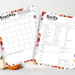Peut inclure: Deux pages de planificateur imprimables sur le thème d'Halloween. La première page est un planificateur mensuel avec une grille pour chaque jour du mois. La deuxième page est un planificateur quotidien avec des sections pour suivre le jeûne, les macros, l'apport en eau, l'entraînement et les lectures de glycémie. Les deux pages présentent un design d'Halloween effrayant avec des citrouilles, des fantômes et des chauves-souris.