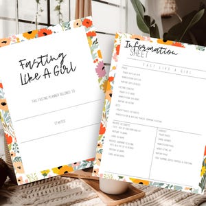 Peut inclure: Un planificateur de jeûne imprimable avec un motif floral. Le planificateur a un titre qui dit "Fasting Like A Girl" et comprend des sections pour les informations personnelles, le calendrier de jeûne et les phases d'entraînement.