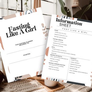 Peut inclure: Un planificateur de jeûne imprimable avec un design abstrait rose, bleu et blanc. Le titre est "Fasting Like A Girl". Le planificateur comprend des sections pour "Ce planificateur de jeûne appartient à", "Débuté", "Phase", "Durées de jeûne", "Régimes", "Macros : Cétogène", "Macros : Jeûne hormonal" et "Entraînement".