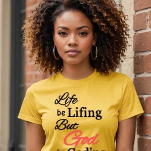 Livet är livligt men Gud är gudlig kristen grafisk t-shirt
