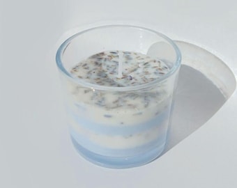 Candela profumata alla lavanda a strati: blu e bianco