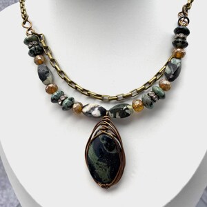 Collier à pendentif chevrons en jaspe Kambala : style bohème à deux niveaux avec chaîne en bronze