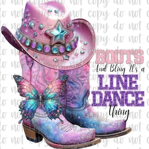 以下が含まれることがあります： 蝶の模様の入ったピンクの カウボーイブーツと、ラインストーンと青い星が付いたピンクの カウボーイハット。 「Boots and Bling It's a Line Dance Thing」という文字が紫色のグリッターで書かれている。