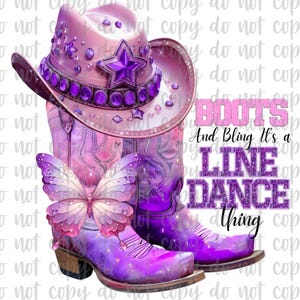 Op de afbeelding: Digitale illustratie van een roze en paarse cowboyhoed en -laarzen. De hoed is versierd met een ster en edelstenen. Een vlinder staat op de laarzen en de tekst luidt "Boots And Bling It's a Line Dance Thing."