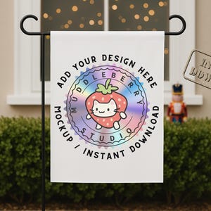 Puede incluir: Una bandera de jardín blanca con un poste de metal negro. La bandera presenta un diseño circular con una ilustración de gato fresa y el texto "ADD YOUR DESIGN HERE" y "MUDDLEBERRY STUDIO / INSTANT DOWNLOAD".