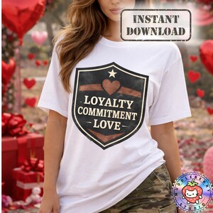 Può includere: T-shirt bianca con un design a scudo con le parole "LOYALTY COMMITMENT LOVE" in uno scudo nero e marrone. Il design include un cuore e una stella. Le parole "INSTANT DOWNLOAD" sono in un rettangolo in alto.