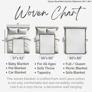 K&ouml;nnte beinhalten: Eine gewebte Tabelle zeigt drei Decken-Gr&ouml;&szlig;en: 94 cm x 132 cm, 127 cm x 152 cm und 152 cm x 203 cm. Die Tabelle umfasst eine Babydecke, eine Haustierdecke, eine Autodecke, einen Sofawurf, eine Tapisserie, eine Picknickdecke und eine Sofadecke. Der Text besagt, dass die Decke aus 100 % reiner Baumwolle gefertigt ist.