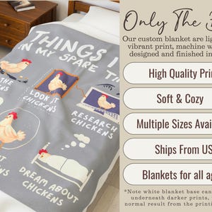 Pu&ograve; includere: Una coperta in pile grigia con un bordo bianco che presenta un'illustrazione divertente di galline e il testo "Things I Do In My Spare Time". La coperta &egrave; morbida e accogliente ed &egrave; disponibile in diverse dimensioni.
