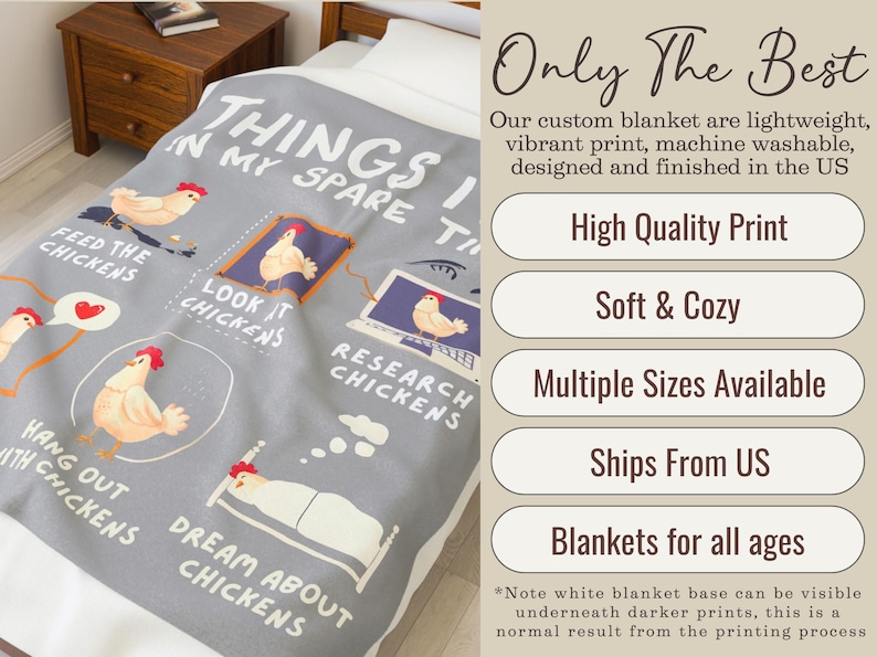 Pu&ograve; includere: Una coperta in pile grigia con un bordo bianco che presenta un'illustrazione divertente di galline e il testo "Things I Do In My Spare Time". La coperta &egrave; morbida e accogliente ed &egrave; disponibile in diverse dimensioni.