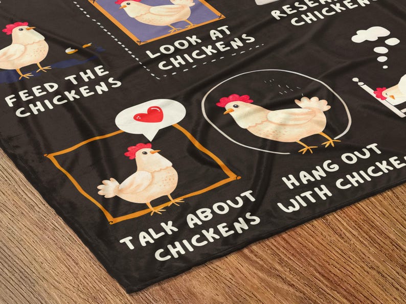 Pu&ograve; includere: Una coperta nera e bianca con un motivo ripetitivo di galline e testo che dice "Nutri le galline", "Guarda le galline", "Parla delle galline", "Trascorri del tempo con le galline".