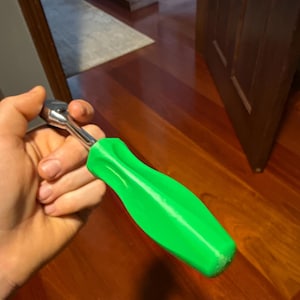 以下が含まれることがあります： 緑色のハンドルが付いたラチェットレンチ。ハンドルは明るく、無地の緑色です。レンチヘッドはシルバーです。このツールは、ナットとボルトを締めたり緩めたりするように設計されています。ハンドルは、快適なグリップのために人間工学的に形作られています。