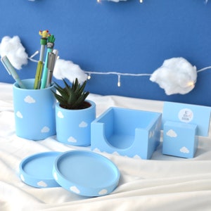 Cloud Office Organizer Set van 7 (pennenhouder en notitiekubushouder en visitekaartjeshouder en plantenpot en plant en 2 onderzetters)-Lichtblauw
