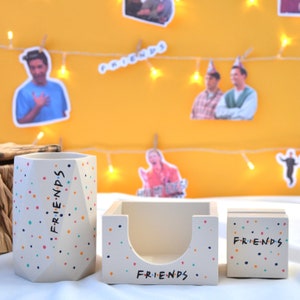 Conjunto organizador de amigos para mesa, decoração da série Friends para mesa de escritório, conjunto de 3 mesas de amigos (suporte para caneta, suporte para cartão, suporte para papel de nota)