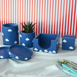 Cloud Office Organizer Set van 7 (pennenhouder en notitiekubushouder en visitekaartjeshouder en plantenpot en plant en 2 onderzetters) -Marineblauw