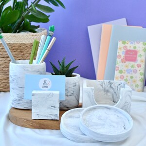 Set di 7 organizer da scrivania per ufficio dall'aspetto in marmo grigio (portapenne, portadocumenti, porta biglietti da visita, vaso per piante, pianta e 2 sottobicchieri)