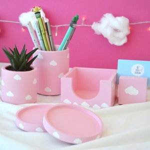 Cloud Office Organizer Set van 7 (pennenhouder en houder voor notitieblokjes en houder voor visitekaartjes en plantenpot en plant en 2 onderzetters) - Babyroze