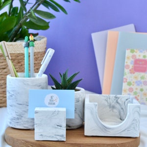 Set di 5 organizer da scrivania per ufficio dall'aspetto in marmo grigio (portapenne, portadocumenti, porta biglietti da visita, vaso per piante, pianta)