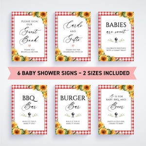 Op de afbeelding: Set van zes babyborrelborden met rood geruite randen en zonnebloemaccenten. Borden bevatten zinnen als "Gastenboek", "Kaarten en cadeaus" en "BBQ Bar". De borden zijn ontworpen voor een babyborrel.