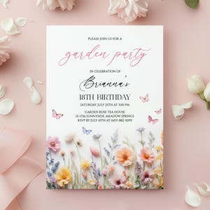 Invito modificabile per la festa di compleanno in giardino con fiori selvatici, invito fai da te per il brunch floreale per il 18° compleanno con farfalla rosa, invito per la festa primaverile con fiori selvatici