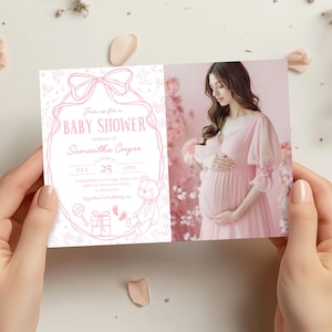 Modelo de convite para chá de bebê de urso rosa desenhado à mão editável para meninas, convite para chá de bebê com laço fofo e rabisco com foto, convite para festa de bebê faça você mesmo para meninas