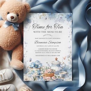 Op de afbeelding: Een baby shower uitnodiging met een aquarel ontwerp met theekopjes, een theepot en bloemen. De uitnodiging luidt "Time for Tea with the Mom-to-Be" en bevat de naam "Biancaa Simpson", de datum en tijd van het evenement, en de locatie.