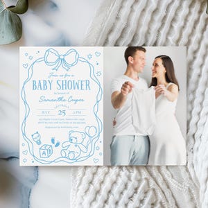 Bewerkbare handgetekende blauwe beer babyshower uitnodiging sjabloon jongen, doodle schattige strik babyshower uitnodiging met foto, DIY babyboy feestavond